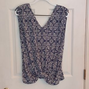 Ann Taylor sleeveless v neck top blue and white graphic print size M
